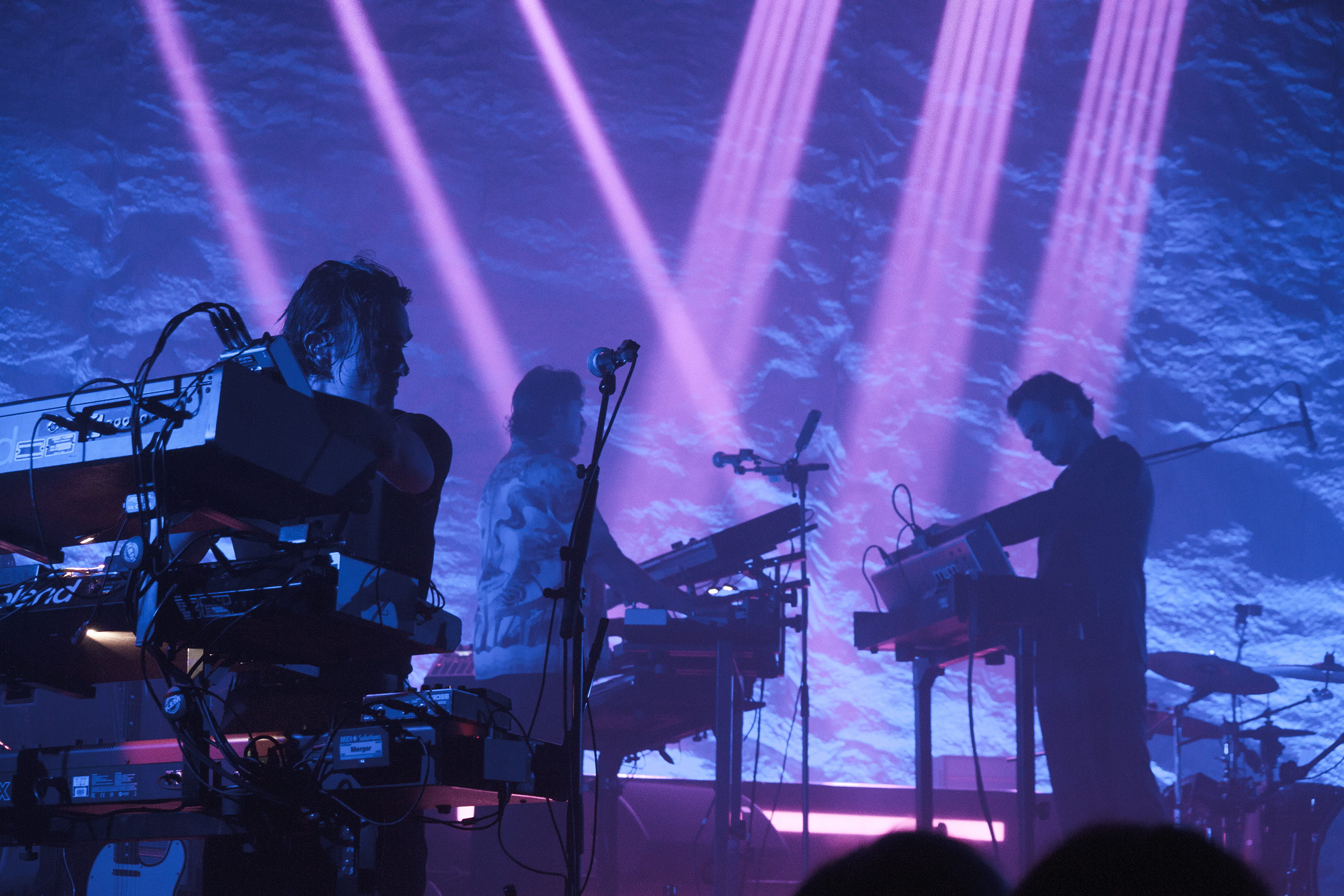 Photo couleur du groupe de musique Feu!Chatterton lors de leur concert à Nancy.
