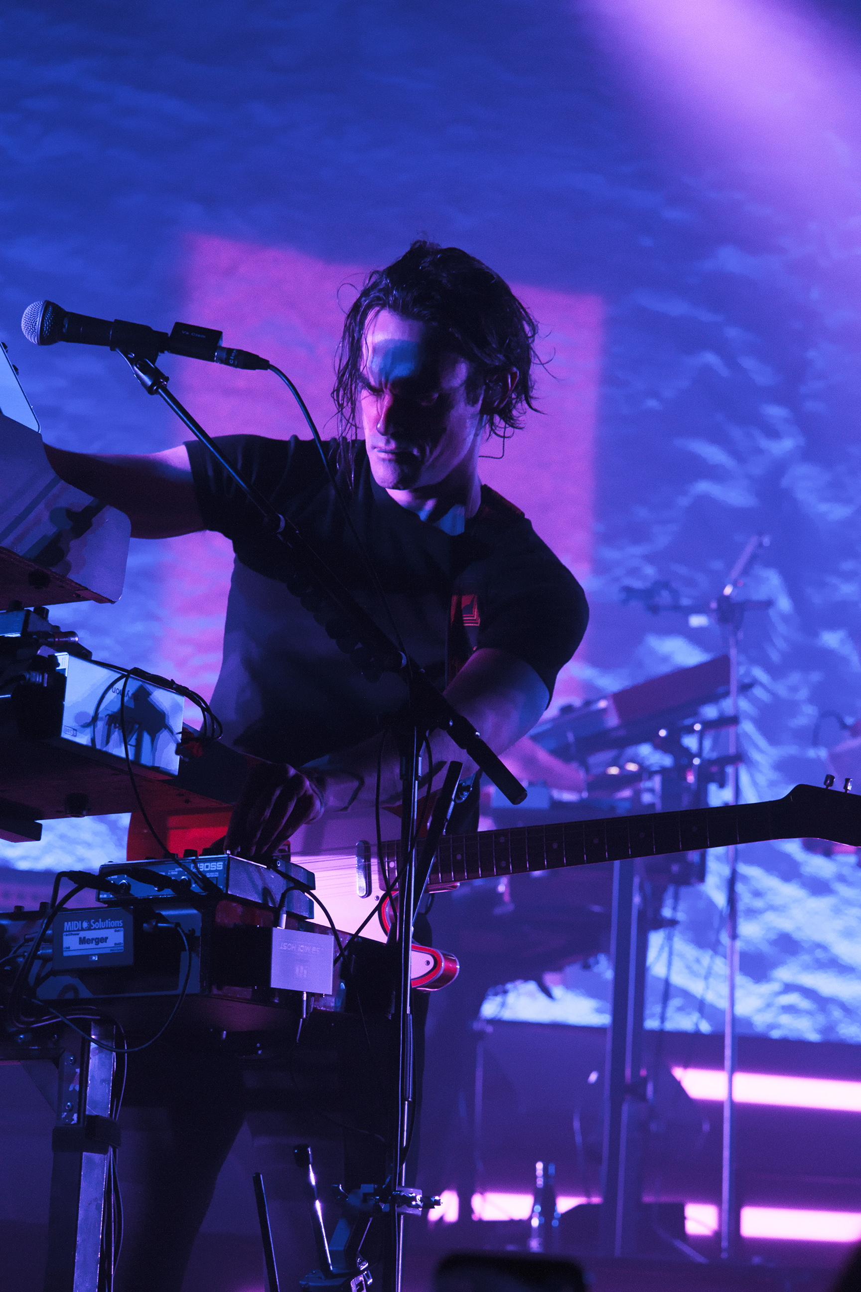 Photo couleur musicien du groupe de musique Feu!Chatterton lors de leur concert à Nancy.