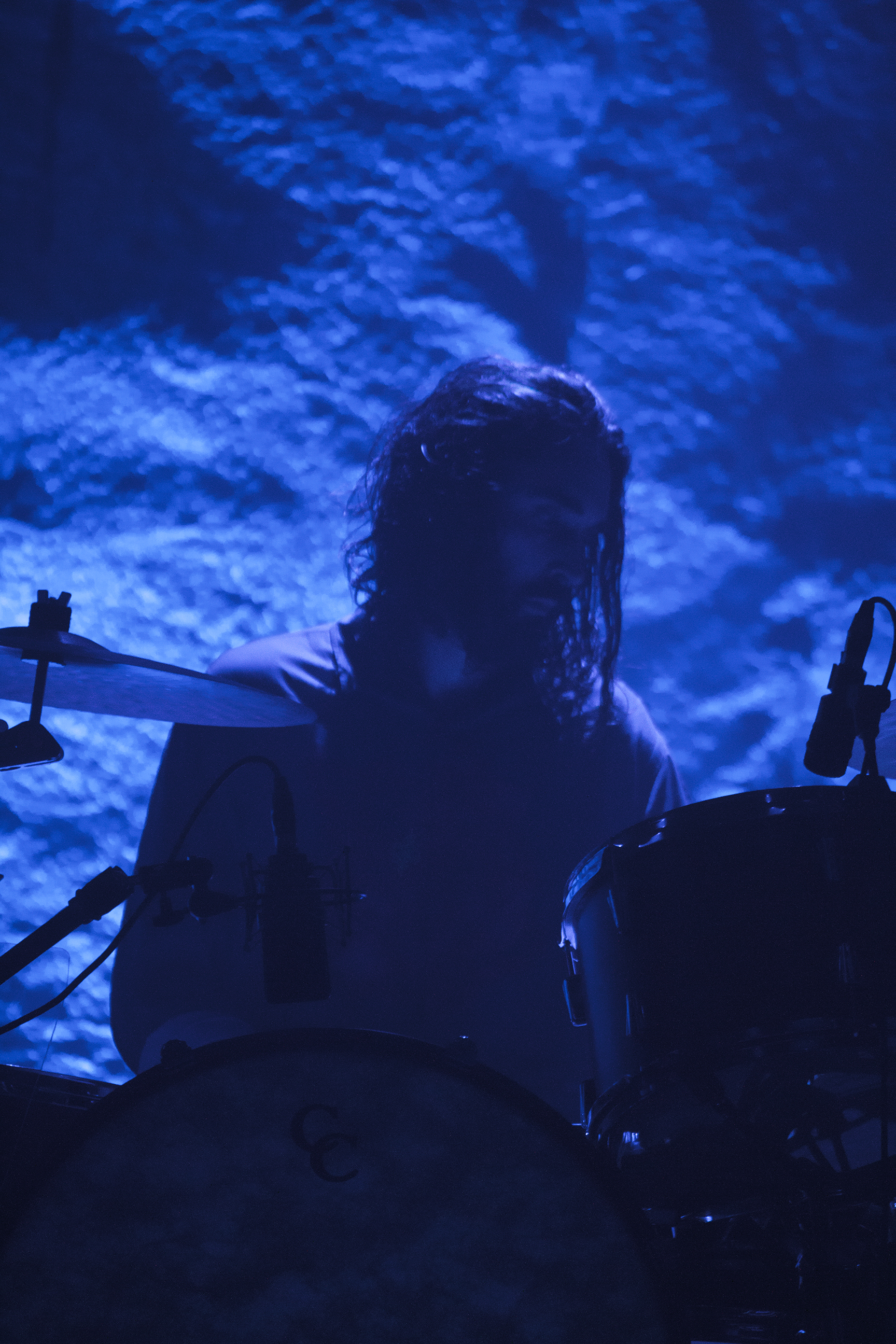 Photo couleur batteur du groupe de musique Feu!Chatterton lors de leur concert à Nancy.