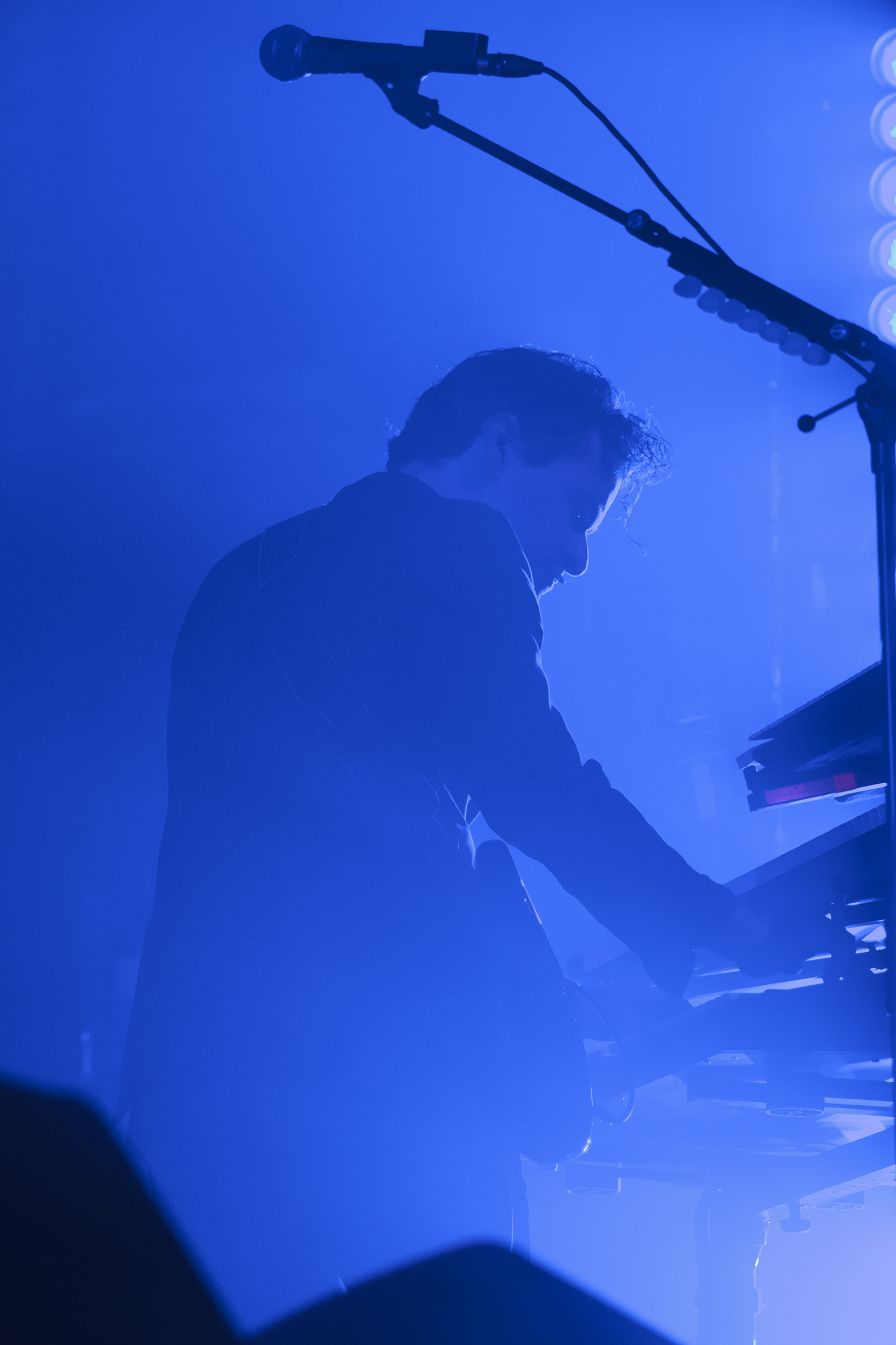 Photo couleur musicien du groupe de musique Feu!Chatterton lors de leur concert à Nancy.